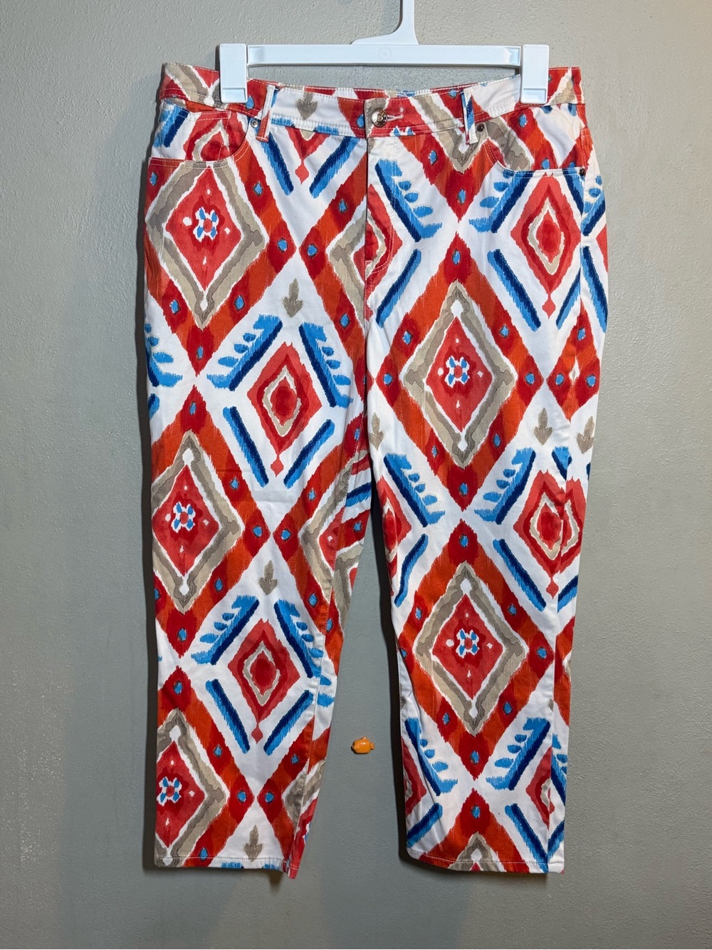 NWOT Women’s The Platinum Crop Pants by Chico’s Sz 2.5 in Red Blue Ikat Aztec